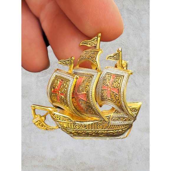 Vintage Spanish Damascene Galleon Ship Brooch Gold Tone Lapel Pin Nautical - Picture 4 of 4